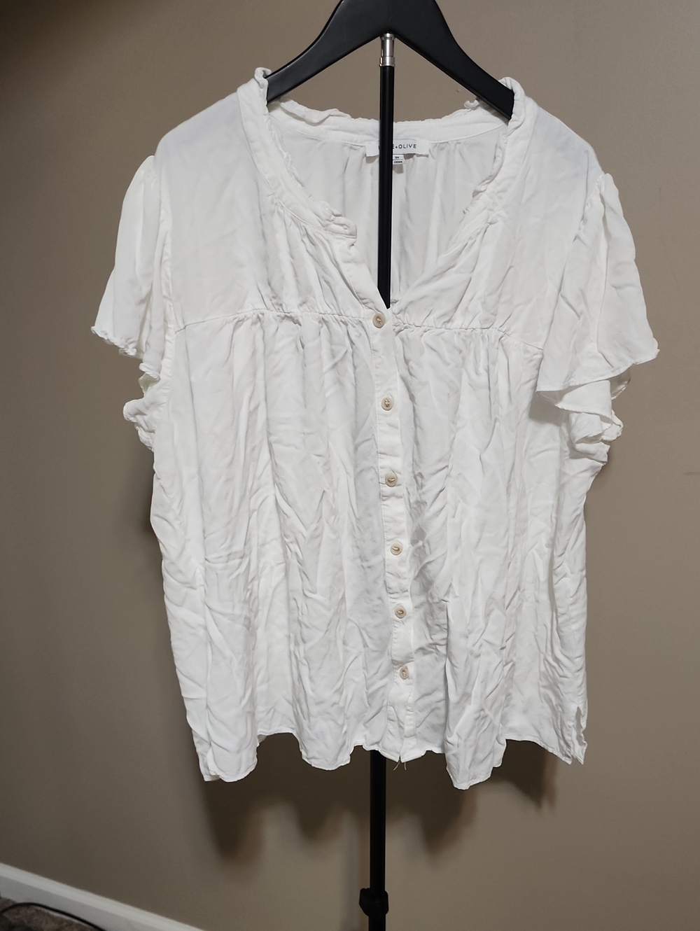 Rose & Olive White Button-Front Flutter Sleeve Blouse